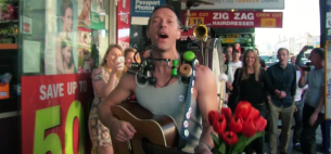 Chris Martin como un músico callejero