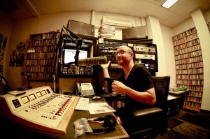 Documental sobre una de las últimas estaciones de radio independientes del mundo