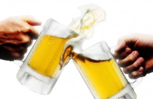 Según un nuevo estudio, tomar cerveza mejora tus capacidades cognitivas y ayudar a curar el cáncer