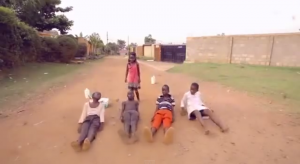 Un impresionante duelo de baile cortesía de unos niños de Uganda