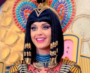 Katy Perry cae sobre un fan a medio concierto