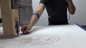 Este hombre creó un robot y lo programó para hacer un retrato con su sangre