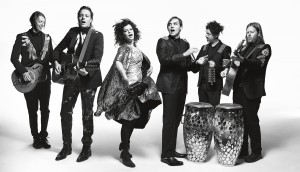 Arcade Fire toca la canción de ‘Volver al futuro’