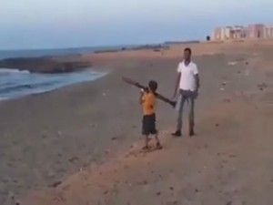 ¿Qué le pasa al mundo? Vean a un niño muy pequeño “jugando” con un lanzacohetes