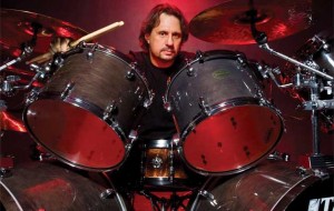 Dave Lombardo es el mejor baterista del planeta ¿no nos creen? Miren estos videos