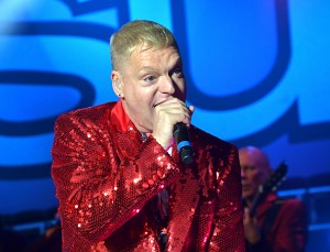 ¿Se acuerdan de Erasure? ¿Saben quién es Erasure? Pues escuchen su disco nuevo para que sepan