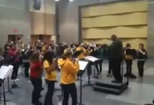 Este maestro de música pone a sus alumnos a tocar Rage Against the Machine