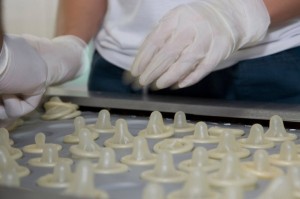 En el Amazonas de Brasil, una fábrica produce los únicos condones ecológicos del mundo