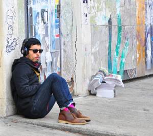 #NoVedades: Hipsters descubren que se puede escuchar música sin audífonos gigantes