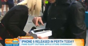 Este tipo se formó horas para ser el primero en tener el iPhone 6, lo logró y luego… se le cayó