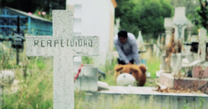 Cómo grabar un video musical en un cementerio y no morir en el intento