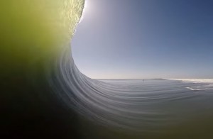 Descubre qué se siente surfear 30 segundos dentro de una gigantesca ola