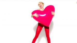 Más de los comerciales de pantimedias de Miley “semidesnuda” Cyrus