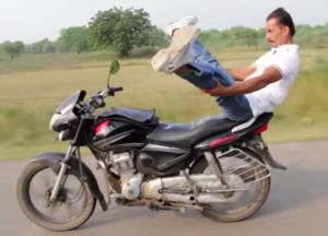 Él hace yoga mientras anda en moto porque #India
