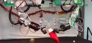 Conoce el robot navideño que canta villancicos y arruinará tu Navidad