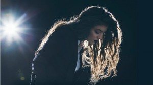 Lorde retrasa el lanzamiento de su nuevo álbum para llorar la muerte de su perrito