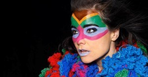 Ésta popular actriz acaba de hacer un debut musical tan WTF que Björk se queda corta