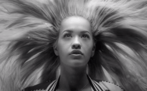 Mira a Rita Ora desnuda en este sexy comercial