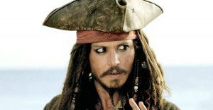 ¡Así se ve Jack Sparrow de joven en el nuevo tráiler de ‘Piratas del Caribe’!