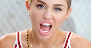 Una abuelita se convierte en Miley Cyrus solo con maquillaje
