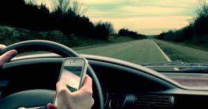 Estos videos de gente real manejando mientras usan el celular harán que nunca quieras hacerlo de nuevo