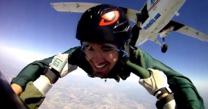 ¿Qué pasa cuando tiras una GoPro a 10,000 pies de altura?