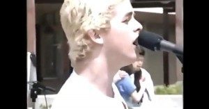 Mira a Green Day dar un concierto en su escuela antes de que fueran famosos