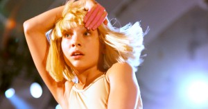 La niña que sale en todos los videos de Sia saldrá en una de tus series favoritas