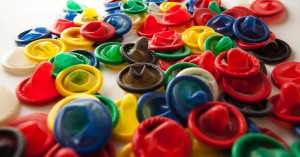 El “reto del condón” es la nueva moda ridícula que tiene vuelto loco al Internet