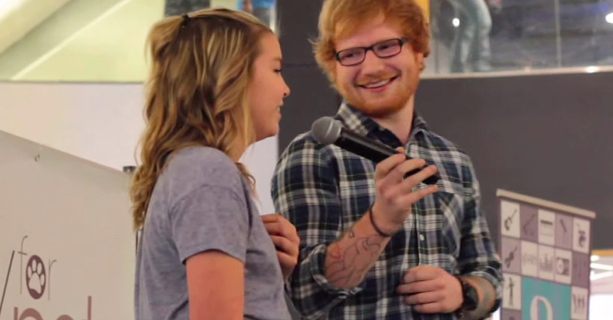 Ed Sheeran sorprende a fan en centro comercial