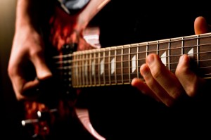 Lo que necesitas para aprender a tocar una guitarra… ¡en una hora!