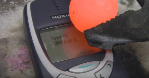 Esto es lo que pasa cuando un Nokia “indestructible” se enfrenta a una bola de metal ardiente