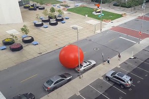 Una bola gigante cobró vida propia y provocó caos en las calles de una ciudad de los EE. UU.