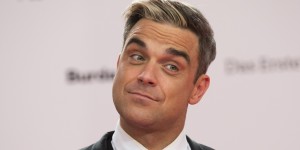 Ese momento incómodo en el que Robbie Williams se trató de ligar a una de 15 a medio show