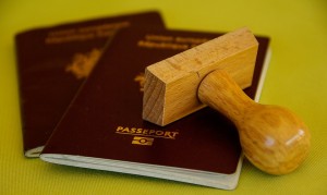 Nadie se dio cuenta cuando este hombre viajó a otro país con el pasaporte de su novia