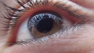 Desarrollan lentes de contacto “vivos” que podrían curar la ceguera