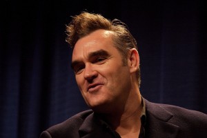 Morrissey ya se estaba tardando mucho en hacer algo así en escenario