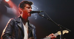 Alex Turner cantando pedo en el karaoke te dará más razones para amarlo