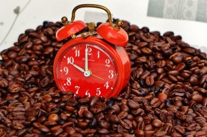 Te va a encantar este reloj despertador que te hace tu café