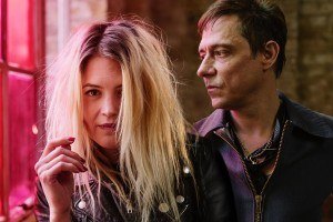 Escucha a The Kills darle forma a “List Of Demands” en este gran cover