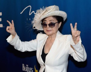Alguien acaba de robarse una obra de Yoko Ono valorada en $17.5K dólares