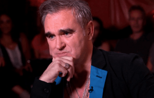 Morrissey vuelve con más comentarios racistas y odiosos, acompañados de un nuevo track