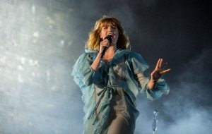 Escucha dos temas inéditos de Florence And The Machine por el décimo aniversario de ‘Lungs’