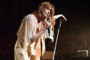 Florence + The Machine tiene un poderoso nuevo sencillo titulado “Big God”