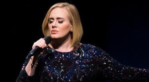 Adele podría estar preparando su próximo disco para ser lanzado durante la Navidad del 2019