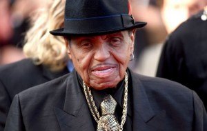 Joe Jackson, padre y manager de la familia Jackson, muere a los 89 años de edad