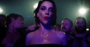 St. Vincent saca su lado salvaje en “Fast Slow disco”, su nuevo video