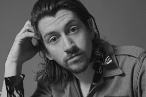 El debut de “The Ultracheese” de Arctic Monkeys trajo consigo una GIGANTE sorpresa de Alex Turner