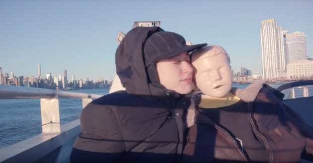 Frankie Cosmos encuentra el amor en un muñeco para su nuevo video “Duet”