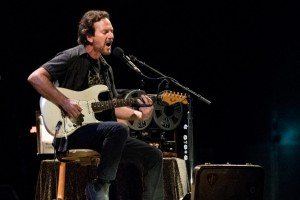 Mira a Eddie Vedder realizar un digno cover a “Help!” de The Beatles